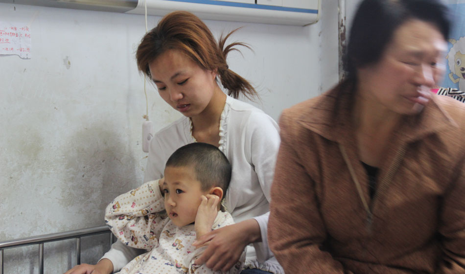 骨穿刺之后的小彬嫻心理產(chǎn)生了恐懼感，面對前來看望她的好心人士她會叫著捂上耳朵，使勁往媽媽的身體里躲，她總害怕自己再次承受那樣的疼痛。小彬嫻每一次這樣的舉動都深深刺痛著家人的心，他們不想讓孩子如此痛苦，又不想放棄治療，因?yàn)獒t(yī)生說小彬嫻病情的治愈率挺高的，他們一定要陪孩子堅(jiān)強(qiáng)地區(qū)戰(zhàn)勝病魔。