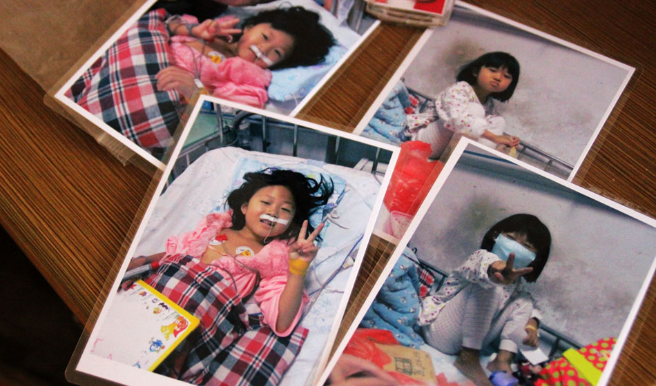 骨穿刺之前的輸血治療，小彬嫻的叔叔給她拍下的定格的微笑?！盀榱诵”驄梗依镒钪靛X的三馬車賣掉了，她叔叔把自己心愛的小車也賣掉了。”桑先生看到女兒就覺得一切都值！