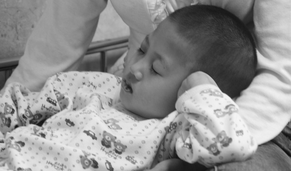 從生病那一天起，媽媽很少下床，她要時刻陪著小彬嫻，她知道女兒離不開自己。在病床上媽媽就是小彬嫻最安全的避風(fēng)港，就連睡覺也要躺在媽媽的懷里，這樣才安心。