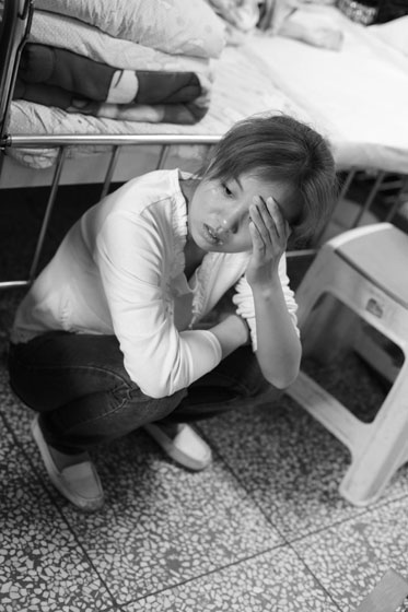 女兒熟睡之后，媽媽總會一個人想很多，女兒的病情、巨額的醫(yī)療費(fèi)用時刻充斥著她的大腦，年輕的媽媽在這種情境下變得憔悴了很多，她不知道小彬嫻什么時候會好起來，帶著她穿梭在小公園里看著她稚嫩的笑。