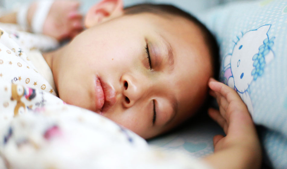 小彬嫻眼部、嘴部、脖子等出血點(diǎn)致使她無法吃硬東西，不小心劃破一下對她就是最大的損失，每個人都在保護(hù)著她，包括幼小的她自己。