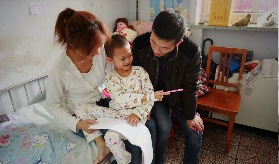 最近一段時間，小彬嫻似乎意識到了什么，只要醫(yī)生向她走來，哪怕是哭著她也會主動伸出胳膊，接受每天一次的皮下組織注射，“我不能流血，治好我才能回家。”她都學(xué)會了自我安慰。這個午后，她拿起愛心人士送給她的畫筆和畫紙開心地玩了起來，爸爸媽媽也終于露出了久違的笑臉，他們必須強(qiáng)忍著壓力給女兒更多的快樂。