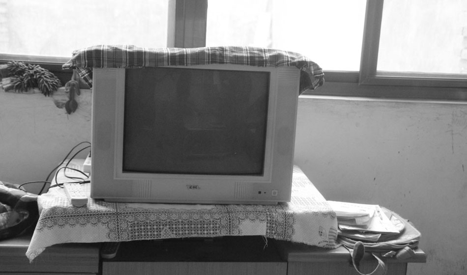 這臺彩色電視機(jī)是家里唯一的家用電器，而如今它也只是擺設(shè)，沒有人打開，即便是色彩斑斕的呈現(xiàn)，對這一家人來說都是黑白。