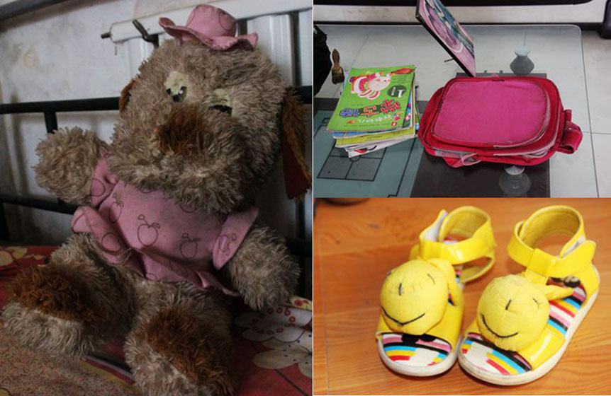 被小彬嫻當(dāng)成寶貝的毛絨玩具，臟兮兮地靠在床沿，顯得是那樣的孤單；還未裝包的書本、還未來及穿著蹦跳的可愛涼鞋都被放在了家里，它們也在等待小主人回家。