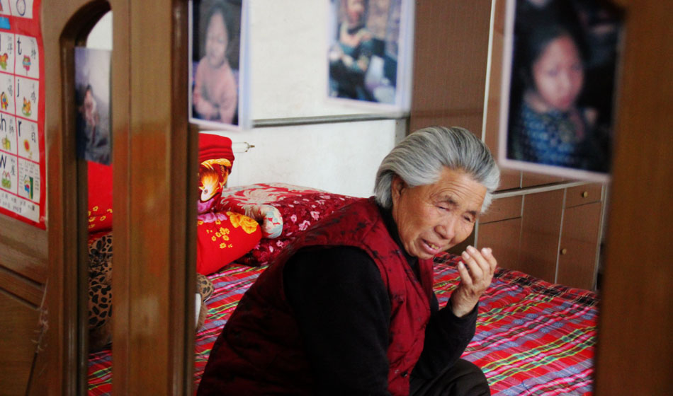 小彬嫻80歲的老奶奶每天在家祈禱小彬嫻早日回來?！袄夏棠套钣H”這是小彬嫻對“誰最親”這個問題最多的回答，小彬嫻和老奶奶就像是一對好朋友，兩個人在一起總是歡聲笑語。而現(xiàn)在，老奶奶每天看著鏡子前的小彬嫻的照片就會淚流滿面。