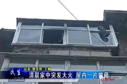 8月9日早，邯鄲新興大街青年路口，和平里小區(qū)16號(hào)樓2單元，一居民家中著火。消防官兵接警后，立即趕往現(xiàn)場(chǎng)，經(jīng)過(guò)消防隊(duì)員十多分鐘的搶救，大火被全部撲滅。不過(guò)所幸，無(wú)人員受傷，目前，起火原因還在調(diào)查中。