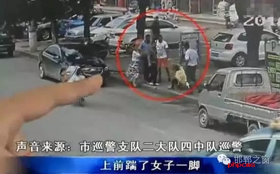 8月5日，市巡警支隊(duì)二大隊(duì)四中隊(duì)巡警在水廠路上巡邏時(shí)，突然一名神色慌張的男子攔下了警車(chē)，男子向巡警說(shuō)他的愛(ài)人被打了。巡警立即查看情況，發(fā)現(xiàn)一名約30歲的女子手捂腹部倒在便道上，巡警立即撥打了110和120。經(jīng)了解得知，受傷女子于某某已懷有兩個(gè)月身孕，于某某的丈夫與男子有經(jīng)濟(jì)糾紛，當(dāng)天男子找于某某的丈夫要錢(qián)，結(jié)果起了爭(zhēng)執(zhí)。巡警從醫(yī)院了解到于某某不幸流產(chǎn)。