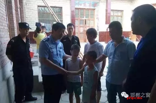 8月11日上午，邯鄲館陶縣公安局指揮中心接到報(bào)警，柴堡鎮(zhèn)劉村李某因欠柴堡鎮(zhèn)武張屯村李某某錢款，李某某將李某的兩個(gè)兒子（一個(gè)10歲，一個(gè)8歲）拘禁。民警迅速趕到現(xiàn)場(chǎng)，發(fā)現(xiàn)李某家街門被反鎖，民警登上盤梯與嫌疑人談話，穩(wěn)定其情緒，做其思想工作，當(dāng)日下午17時(shí)20分許，兩個(gè)小男孩被成功解救。