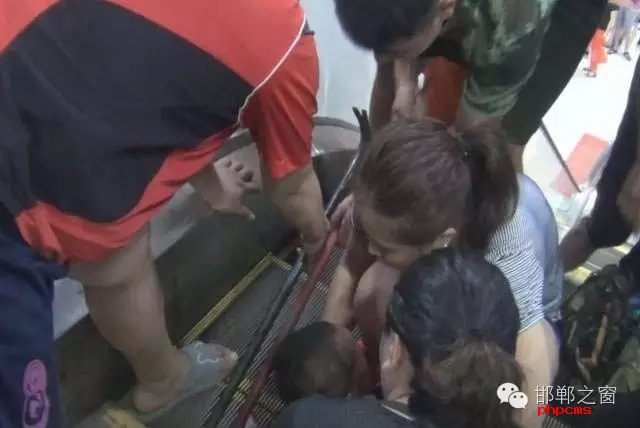 8月11日下午2點(diǎn)，曲周縣百貨大樓一名幼兒手臂卡入滾動(dòng)扶梯，接到報(bào)警后，邯鄲消防曲周中隊(duì)立即趕赴現(xiàn)場(chǎng)進(jìn)行救援。據(jù)商場(chǎng)工作人員介紹，幼兒母親在一旁買水時(shí)，沒(méi)注意幼兒爬到電梯口玩耍不慎將手臂卡住。