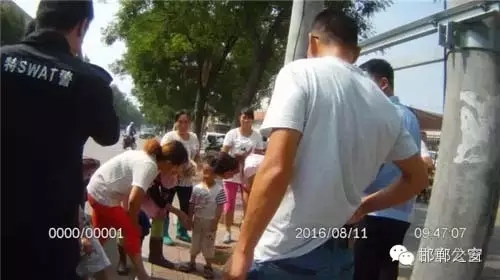 8月11日上午，邯鄲武安市公安局巡特警大隊(duì)民警巡邏至富強(qiáng)路北頭格力空調(diào)對(duì)面時(shí)，發(fā)現(xiàn)一名三歲小男孩獨(dú)自一人在路邊哇哇大哭。巡邏民警迅速下車詢問(wèn)，從他斷斷續(xù)續(xù)的講述中，得知孩子未經(jīng)大人同意，自己跑出來(lái)玩，找不到家了，民警經(jīng)多方努力，終于安全把孩子送回家。