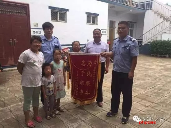 8月份，雞澤縣局店上派出所在開展入戶訪查工作中了解到，2011年，浮東三村村民孟某與外地女子唐某（云南省昭通市人）結(jié)婚，戶口沒(méi)有遷移，因是二婚，妻子唐某帶有的三個(gè)孩子也跟隨孟某生活，三個(gè)孩子均沒(méi)有戶口。不幸的是，其妻子唐某在2015年年底因車禍死亡，三個(gè)孩子無(wú)法取得醫(yī)學(xué)證明，就一直未能申報(bào)戶口。民警在獲悉此情況后，主動(dòng)上門對(duì)這3個(gè)無(wú)戶口孩子進(jìn)行入戶調(diào)查，經(jīng)過(guò)一周的緊張工作，雞澤縣局店上派出所會(huì)同縣局戶政股為這3個(gè)孩子解決了戶口問(wèn)題，最終將3個(gè)孩子的戶口頁(yè)交到孟某手中。