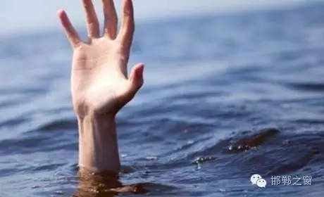 8月11日下午4點(diǎn)左右，邯鄲臨漳縣油房村村主任程艮生像往常一樣在自己負(fù)責(zé)的區(qū)域巡查，在快要接近漳河時(shí)，程艮生發(fā)現(xiàn)不遠(yuǎn)處有兩個(gè)人在水里撲騰。程艮生用盡全力將兩人救上岸?！皟蓚€(gè)孩子才十八九歲，正值大好年華。”回憶起當(dāng)時(shí)情形，程艮生依然心有余悸。